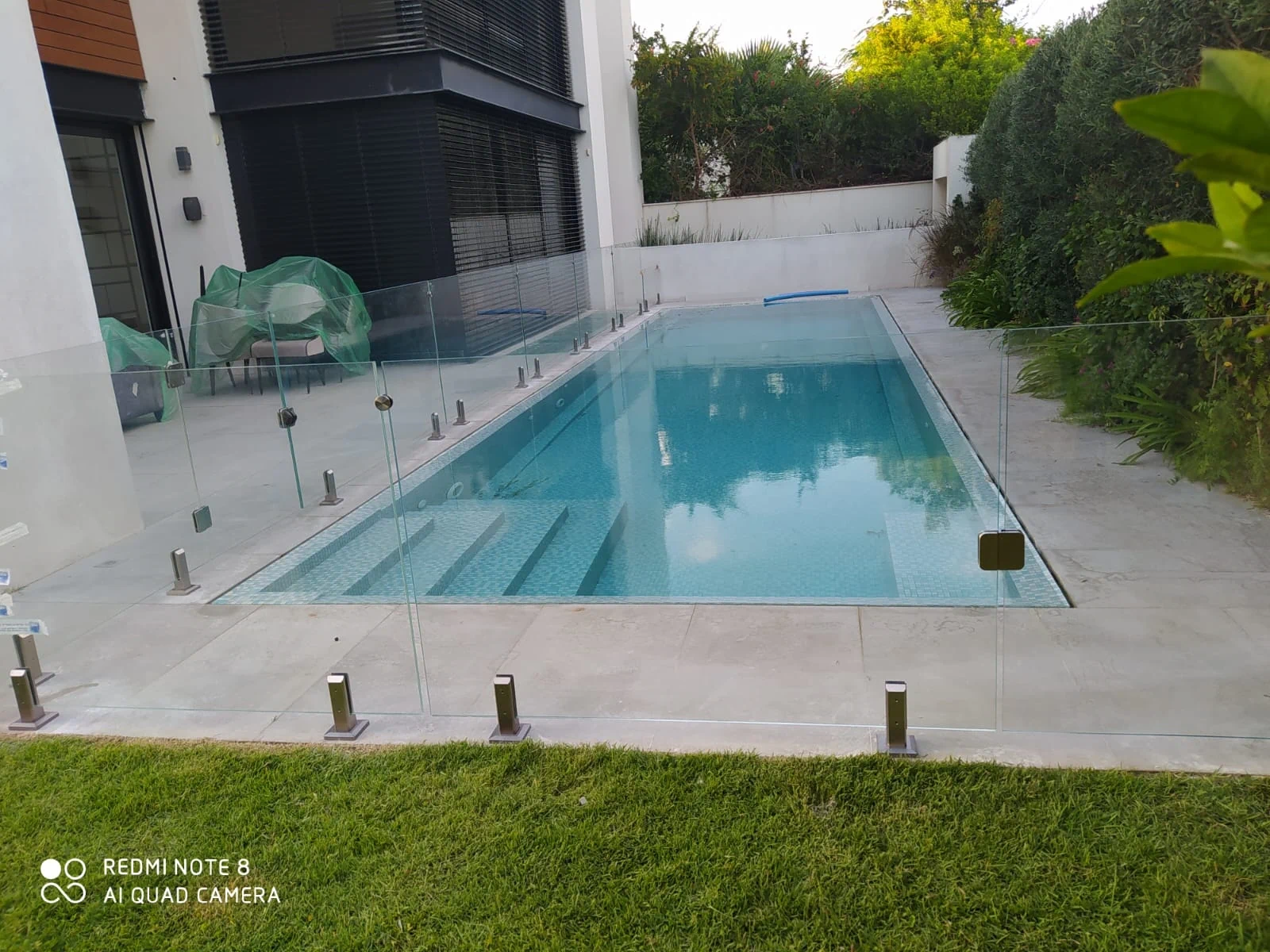 מעקות בריכה